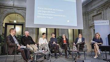 Georg Romer, Till Amelung, Karoline Haufe, Felizia Weidmann, Friederike Wapler, Alexander Korte, Judith Simon (v. l.)